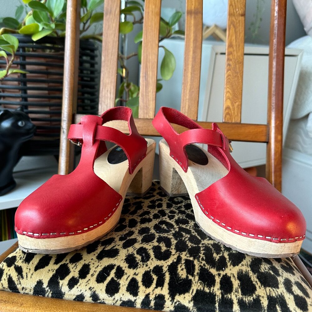 Red T-strap Imported Lotta's clogs - size 40